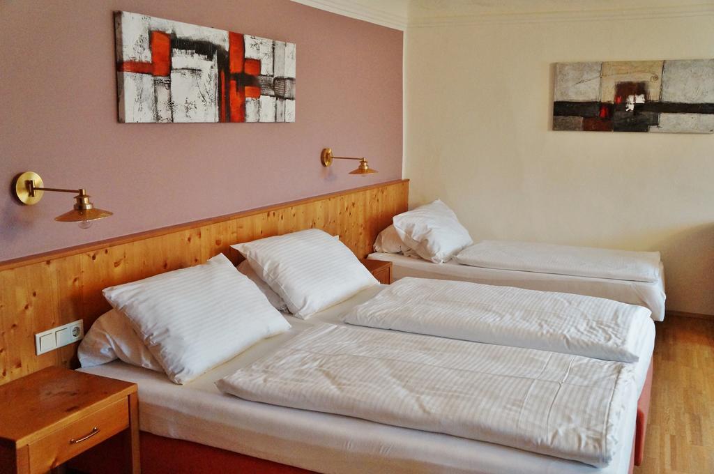 Gasthof Zur Strass Eugendorf Rom bilde